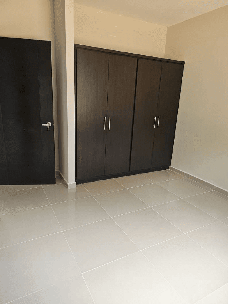 Recámara con closet de vivienda del proyecto Buenavista